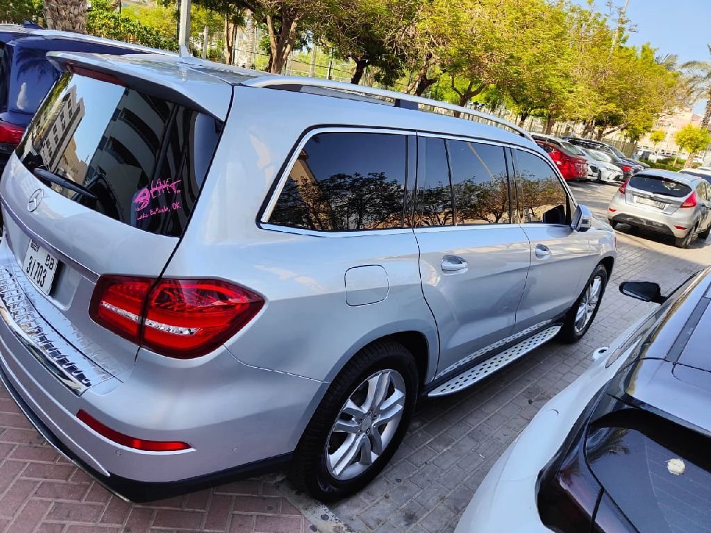 Mercedes GLS family car 7 passengers